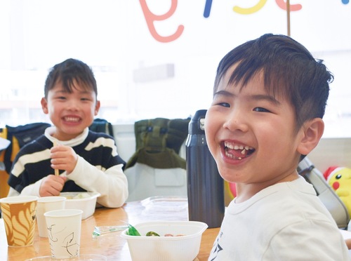 関口右絃さん(左)と左紋さん(右)