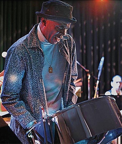 演奏するトニーさん