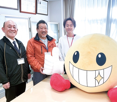 60周年記念キャラクター「大曽根グット君」を紹介する(左から)宮本雅司校長､荒巻実行委員長､角川祐司PTA会長