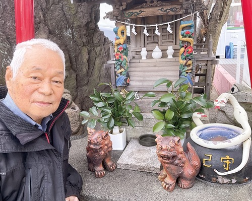 蛇骨（蛇幸都）神社について話す高橋さん