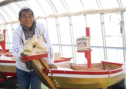 ビニールハウスで「出航準備」する松本さん