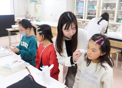 肌の水分量を計測する児童ら