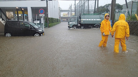 2014年10月、台風による大雨で栄区の一部が浸水（市提供）