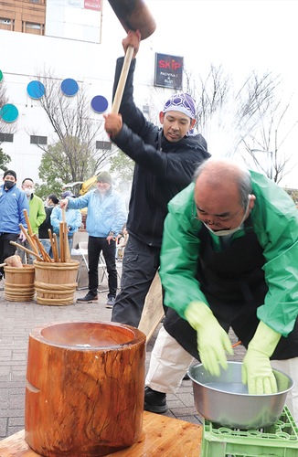 順番で餅をつくメンバーら