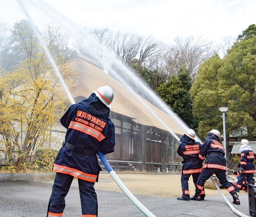 一斉放水する消防団員