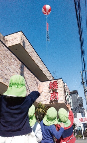 「ばいば〜い」と手を振る園児ら