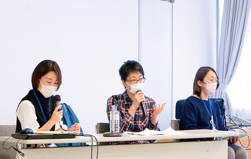 体験談を話す森本さん（中央）