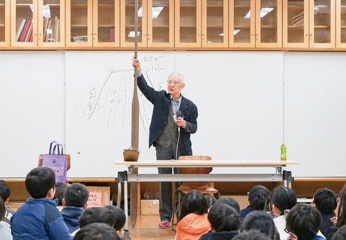櫂を見せながら話す飯田さん