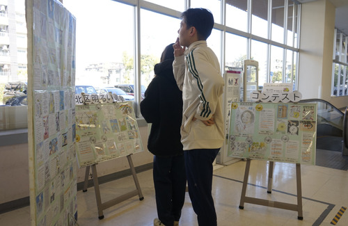 作品を見る来店者（イオン横浜新吉田店で＝２月６日）