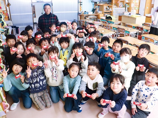 メッセージを見せる１年生(後ろは遠藤会長)