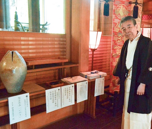 思いのつまった奉納品を紹介する石川宮司
