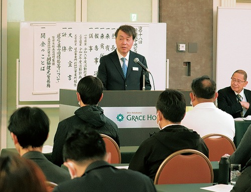 あいさつする松尾社長