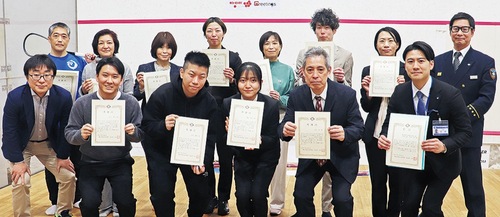 救命活動を行ったスカッシュ仲間ら。前列左が高橋さん