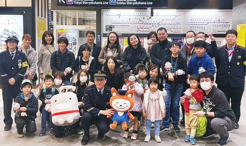 参加者らによる記念撮影（提供写真）