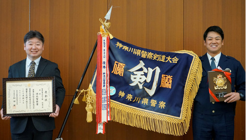 監督の岡村巡査部長（左）と五月女さん
