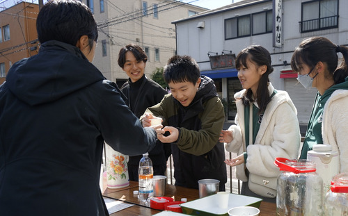 手作りジュースを販売する児童ら