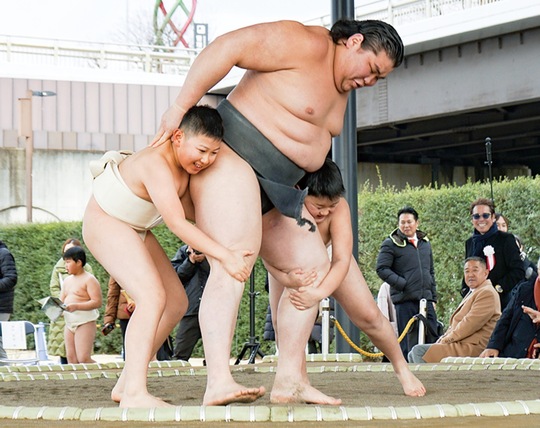 伊勢ヶ濱部屋の力士と相撲を取る子どもたち