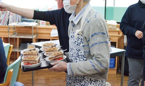 注文されたケーキを配膳する利用者