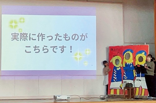 製作した顔はめパネルを紹介する児童ら＝横浜Ｆ・マリノス提供