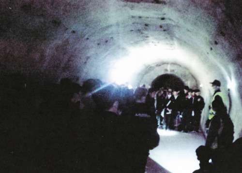 3月3日に行われた中学生の見学会＝日吉台地下壕保存の会提供