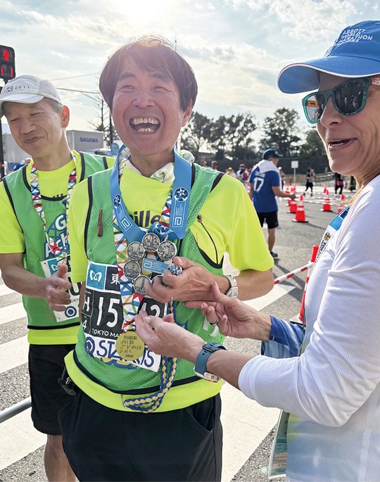 レース後､｢シックススターフィニッシャー｣のメダルを掛けられる町田さん(アキレス･インターナショナル･ジャパン提供)