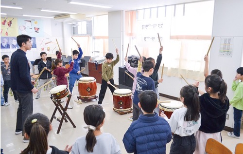 本番に向け練習に励む児童ら