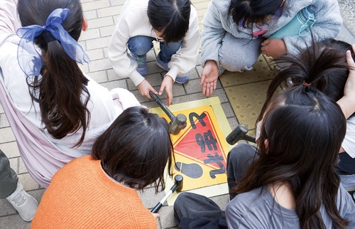 足あとシールを設置する児童ら