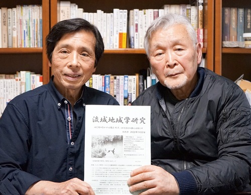 研究をまとめた冊子を手にする小谷田さん(左)と村上さん