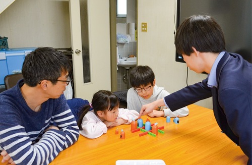 高校生からルール説明を受ける家族