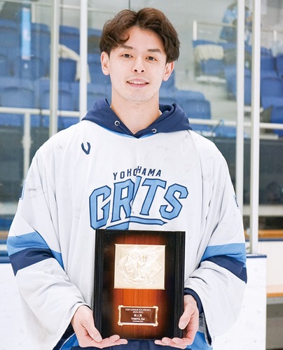 新人賞の盾を持つ冨田選手
