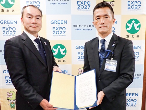 パナソニックグループの宮原智彦さん(左)と竹下幸紀港北区長＝提供写真