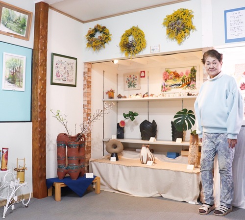 春めいた数々の展示物を紹介する小嶋さん