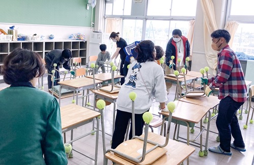 付け替え作業を行う参加者ら（提供）