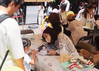 プラーク落とし体験のブース