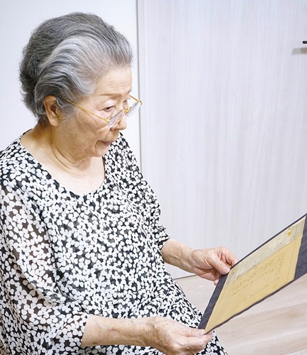 義弟の遺書を見つめる藤本さん