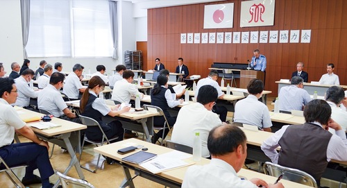 齊藤昇港北警察署長の挨拶を聞く参加者