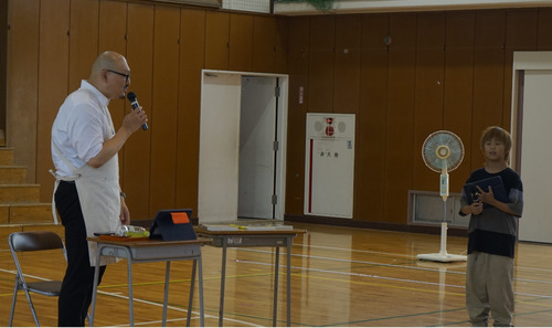 児童の質問に答えるジョーさん。（左）