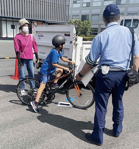 自転車講習を受ける選手＝同クラブ提供