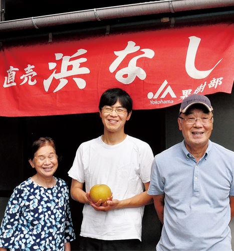 直売所の前に立つ豊田さん親子