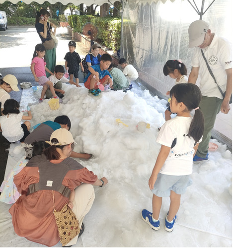 アイスアリーナの氷を使った「ミニ雪山」