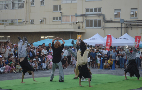 Zutto Dance Studio(大倉山)のパフォーマンスに見入る来場者