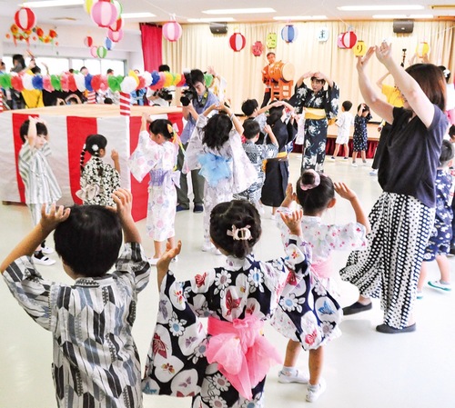 園を訪れた吉田さん(右)と共に綱島音頭を踊る園児ら