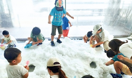 アイスアリーナの氷を使った「ミニ雪山」