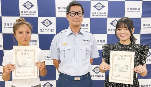 感謝状を手にする友井川さん(左）と小林さん｡中央は長谷部署長