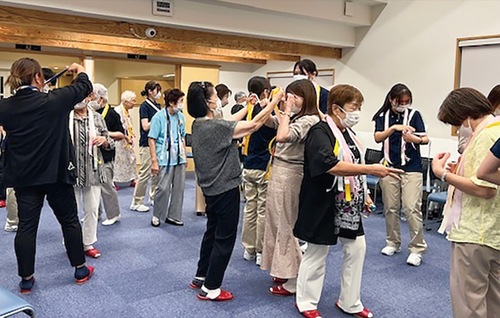 学生とスリーA体操する町内会メンバーら＝提供写真