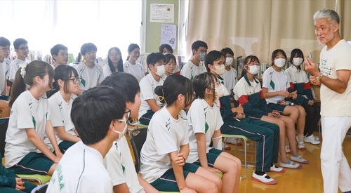 戸田さんの講義に耳を傾ける生徒ら