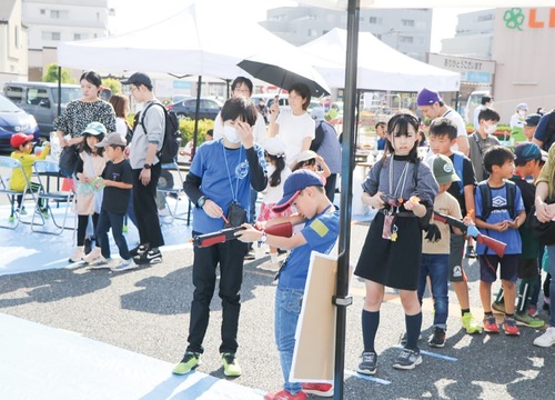 射的で遊ぶ児童ら＝同クラブ提供