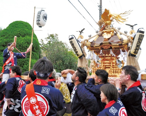 宮神輿を担ぐ一行（10月18日宵宮）