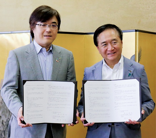 締結式に臨んだ同社の鯉沼久史代表取締役社長執行役員ＣＥＯ（左）と黒岩祐治神奈川県知事