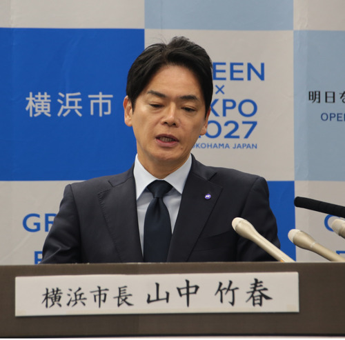 会見に臨む山中市長